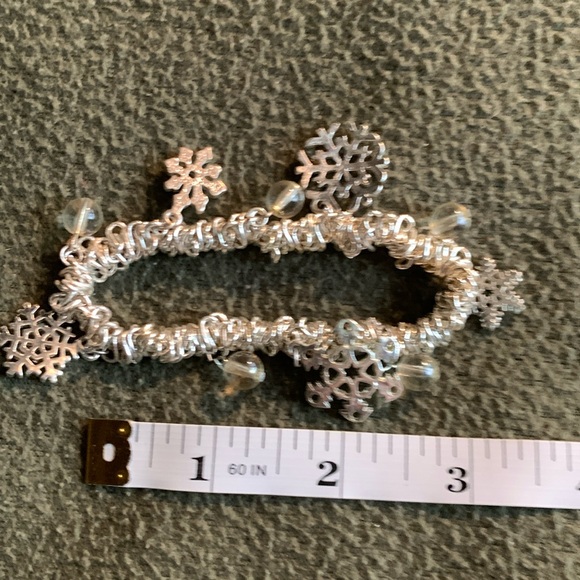 Cute lot of Christmas jewelry. 3 bracelets, 6 brooches, 6 earrings.Various sizes - Picture 2 of 8